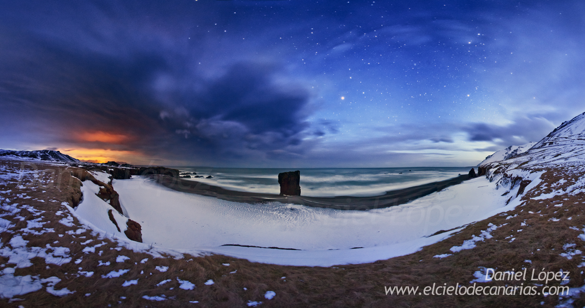 Un lugar de ensueño para fotografiar y sobre todo para intentar captar Auroras con el paisaje durante la noche. Una playa cubierta por nieve justo debajo de un acantilado y una espectacular roca en el centro coronaba este lugar.Al final vimos Auroras desde esa playa, pero no salieron en el sitio adecuando, sino justo a las espaldas de la playa, en el lado opuesto al que apunta la cámara, pero me quedo con el recuerdo de este sitio tan especial. Panorámica de larga exposición con 5DII 15mm y 30sg de exposición